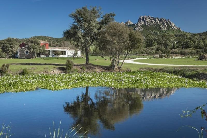 Li Neuli Country Club Hotel San Pantaleo Exterior photo